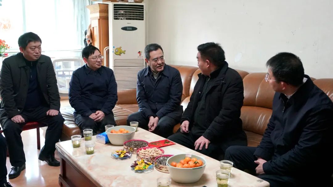 省国资委党委书记、主任冯文生等领导走访慰问省尊龙凯时集团老党员、老干部